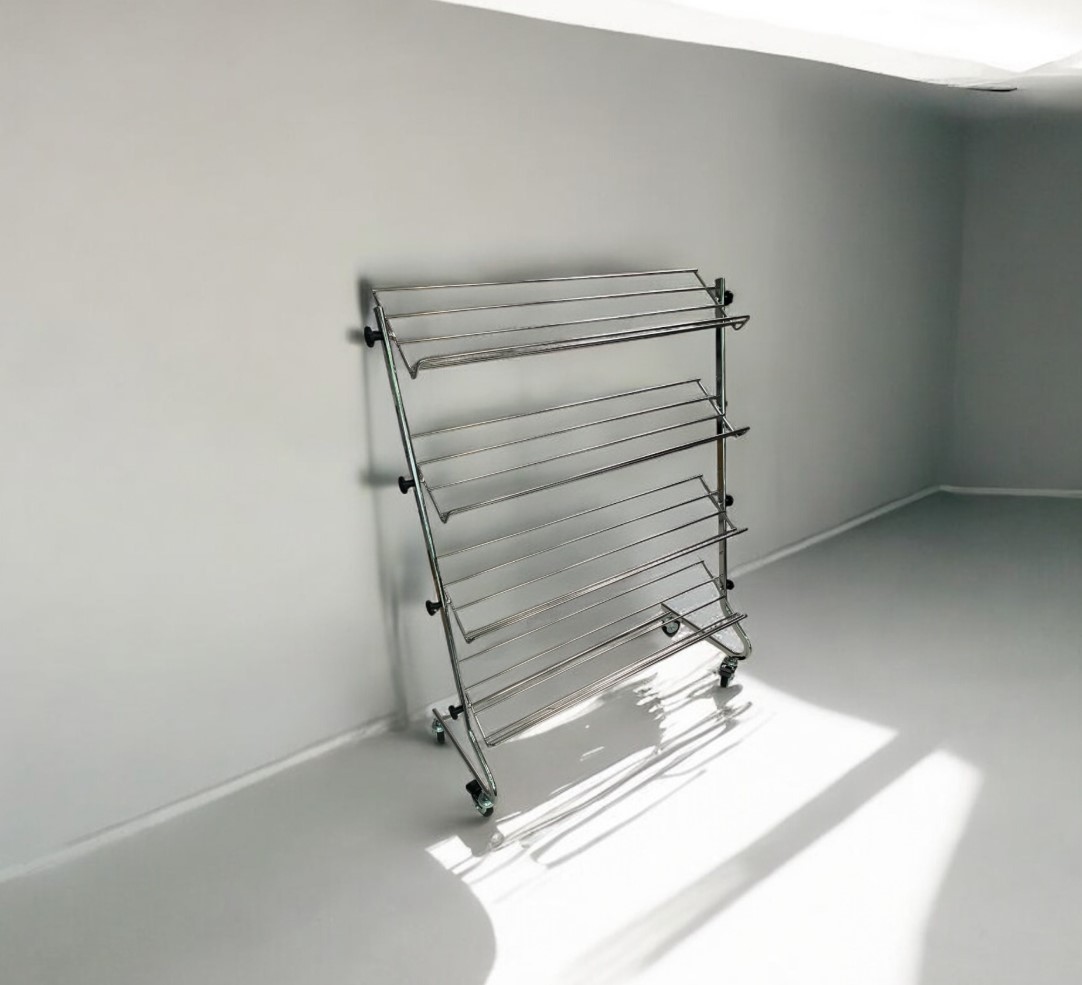 Fahrbarer Schuhständer mit 100 cm Breite, robuster Metallrahmen und leichtlaufenden Rollen, Gesamtansicht.