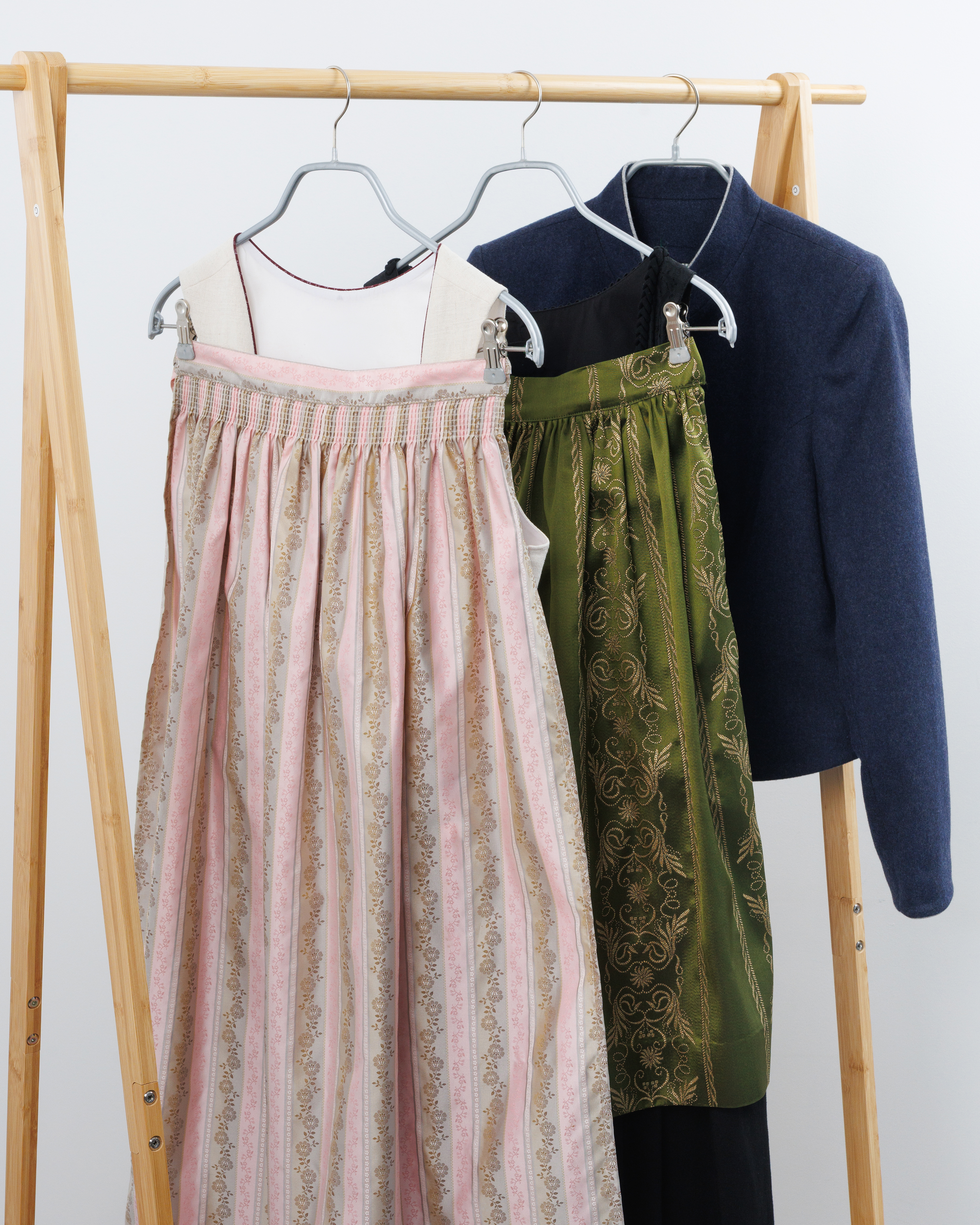 Trachtenbügel für Damen mit Clips für Dirndl