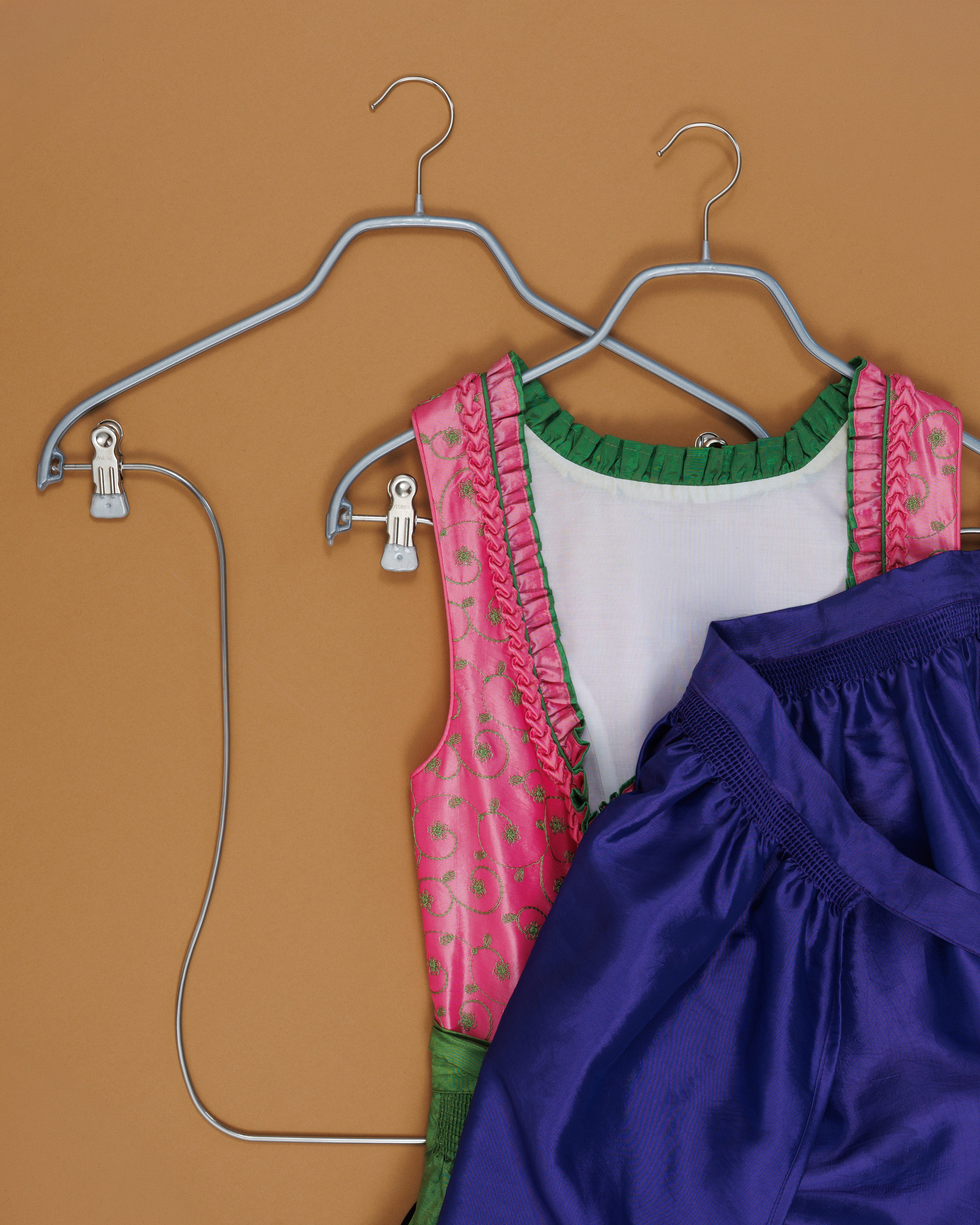 Dirndlbügel mit Clip-Gestell 41 cm für Damen Trachtenmode in Weiß und Silber