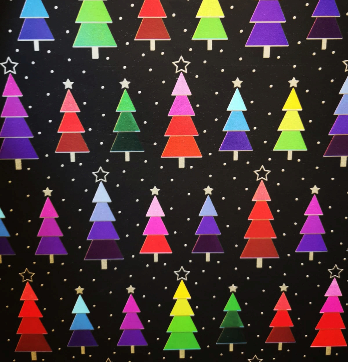 Geschenkpapier Secare Rainbow Forest 50 cm x 50 m für Großhändler, buntes Wald-Motiv mit fröhlichen Farben