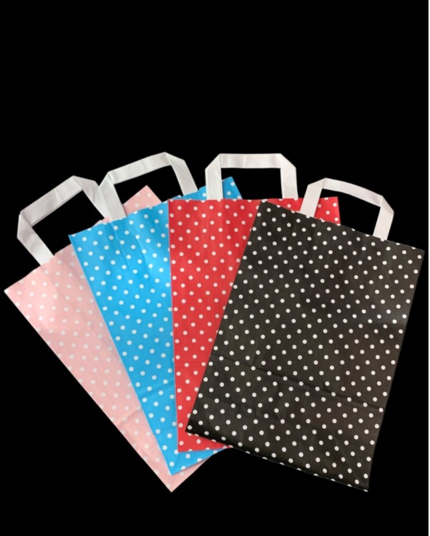 Papiertragetaschen mit weißen Punkten in Schwarz, Rot, Rosa und Hellblau, mit Flachhenkeln, in drei Größen: Klein, Mittel und Groß