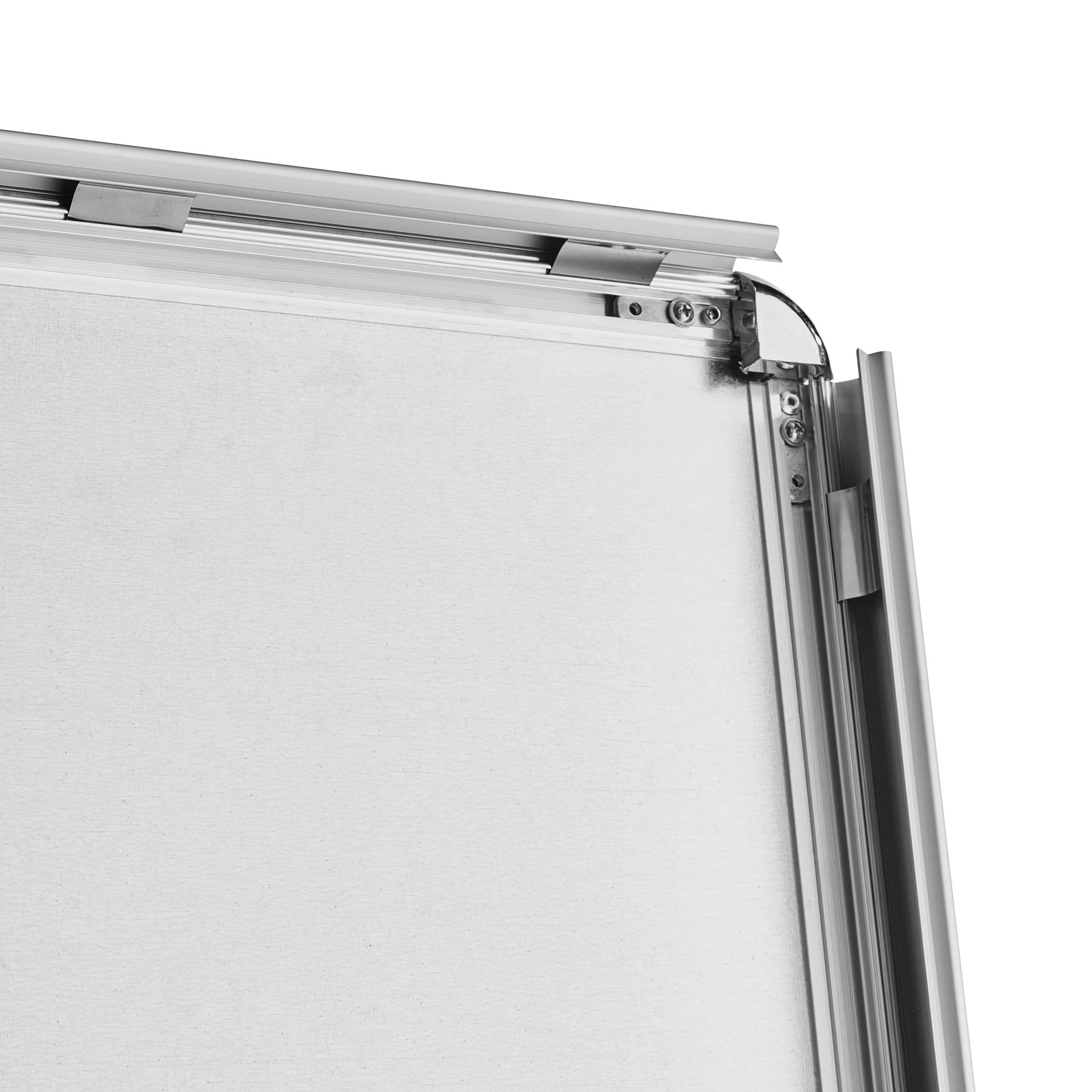 Kundenstopper A2 mit 32 mm Aluminium Klapprahmen für schnellen Posterwechsel