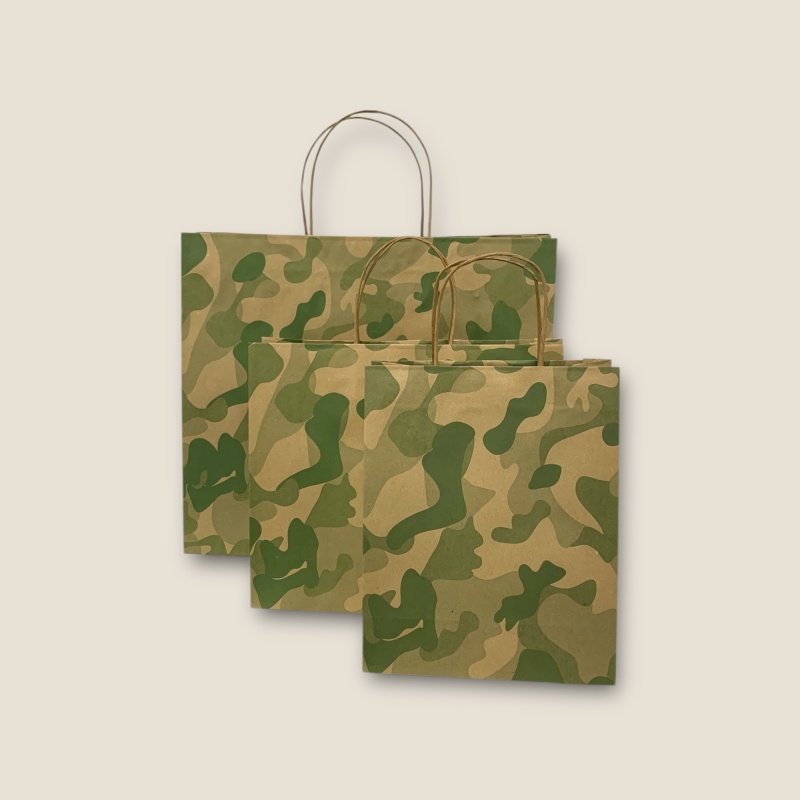 Alle drei Größen Papiertragetaschen Camouflage-Grün
