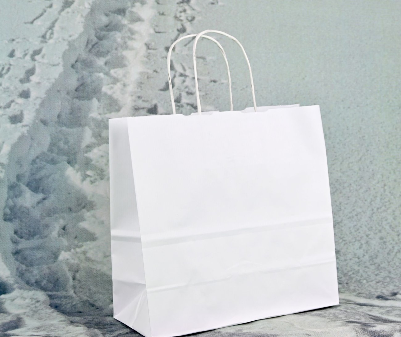 Weiße Papiertragetasche aus Kraftpapier mit gedrehter Papierkordel