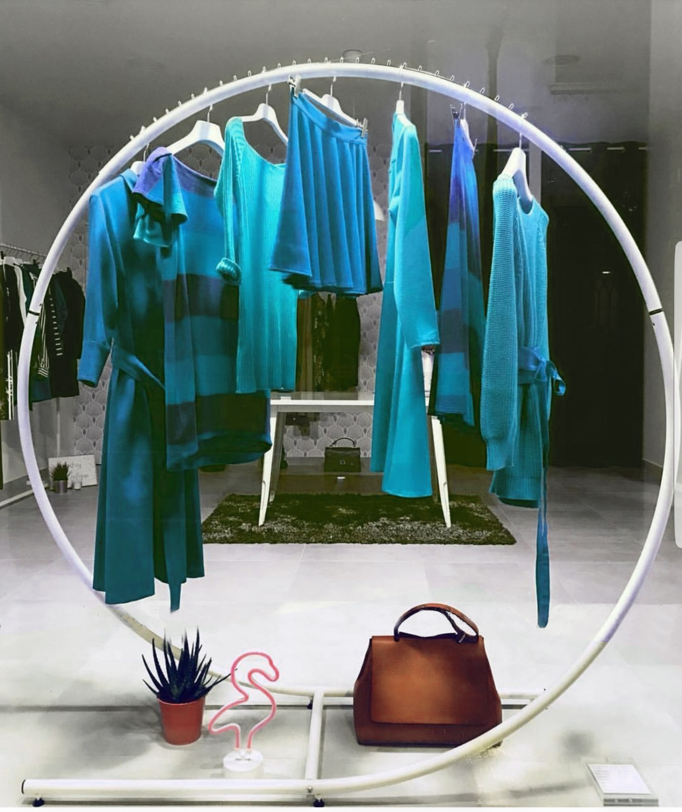 Abhängeständer Rundbogen aus Rundrohr Ø30 mm, Höhe 160 cm, Länge 160 cm, Breite 55 cm, stabiler Stellteller – Gesamtansicht frontal für Shops oder Zuhause.